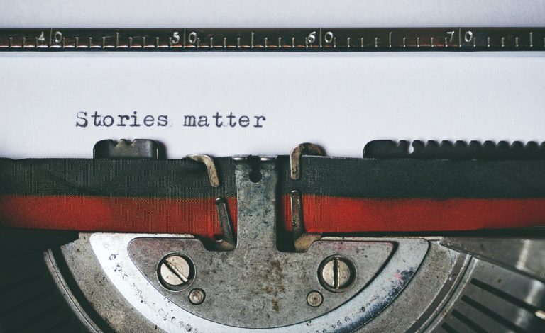 Máquina de escribir con el texto &quot;Las historias importan&quot;.