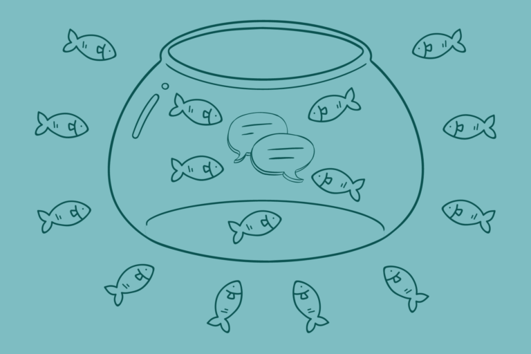 Pecera con cinco peces conversando dentro y un círculo de peces fuera de la pecera, observándolos.